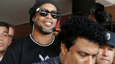 Ronaldinho sale de la Fiscalía sin cargos en su contra.
