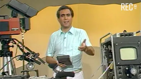 Un joven Jorge Díaz enseñaba la evolución de las cámaras en Teleduc.
