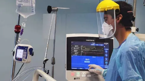 César Reyes cambió el fútbol por la salud y hoy está en primera línea contra la pandemia
