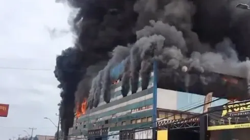 El incendio está siendo combatido por Bomberos.

