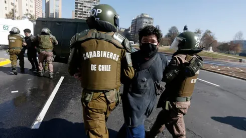 Detienen a manifestante positivo de Covid-19 en Plaza Baquedano