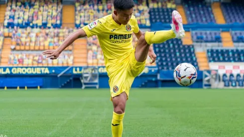 Take Kubo ya luce la camiseta del Villarreal
