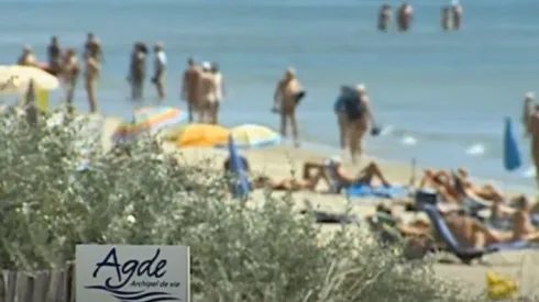 Los asistentes a la playa nudista no respetaron las medidas de prevención.
