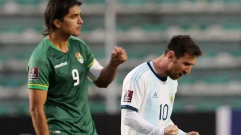 Marcelo Moreno Martins junto a Lionel Messi en el duelo en La Paz
