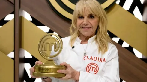 Claudia Villafañe levantando el trofeo de ganadora en Master Chef
