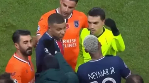 Jugadores reclaman al árbitro en el PSG-Istanbul
