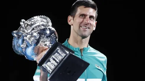 Djokovic con el trofeo de campeón en Australia 2021
