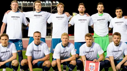 La selección de Noruega con camiseta de "Human Rights" antes de enfrentar a Gibraltar
