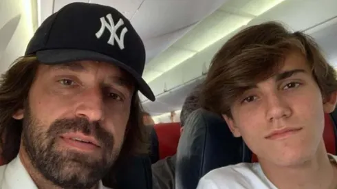 Andrea Pirlo junto a su hijo Nicolo
