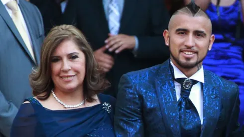 Arturo Vidal junto a su madre Jacqueline Pardo
