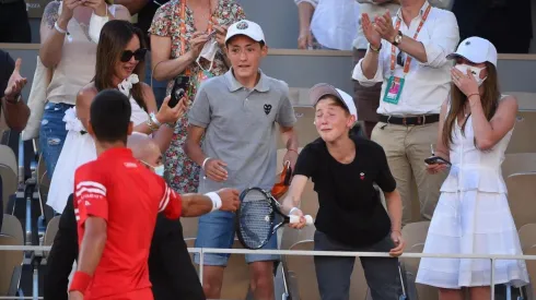 El momento en que Djokovic le entrega la raqueta a un niño
