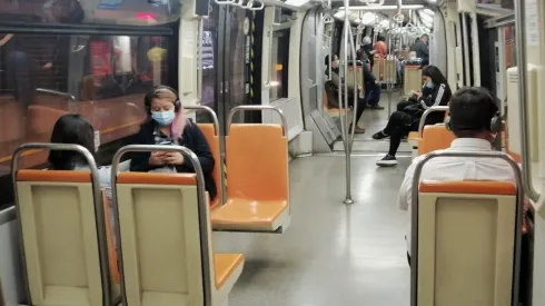 Usuarios del Metro tras decretarce cuarentena en gran parte de la Region Metropolitna
