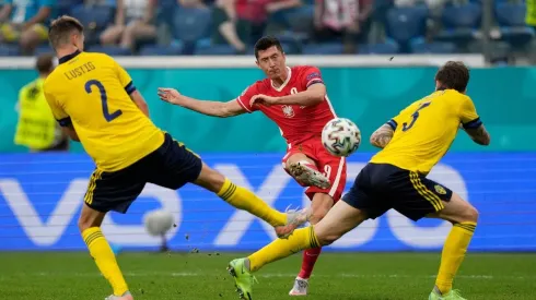 El momento del golazo de Lewandowski a Suecia
