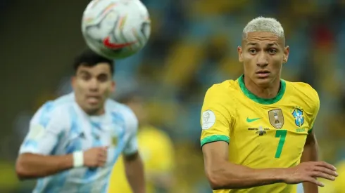 Richarlison se quedó con cuello dos veces frente al arco argentino
