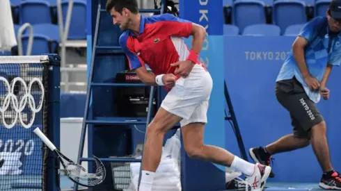 Djokovic reventando su raqueta contra el suelo
