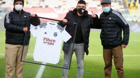 Gonzalo Fierro fue homenajeado en Colo Colo.
