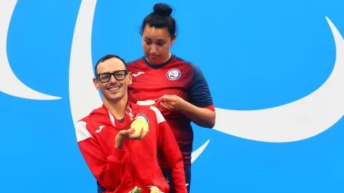 Alberto Abarza junto a la medalla de Oro tras su hazaña.
