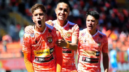 Cobreloa celebra tras vencer a Arica
