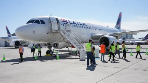 LATAM se transformó en la aerolínea oficial de la selección chilena inaugurando el "museo más alto del mundo".
