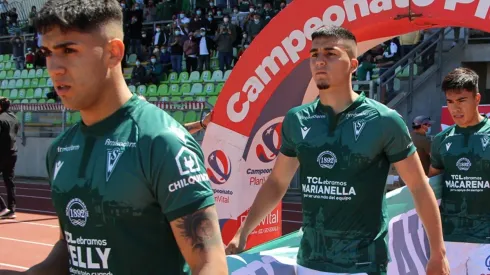 El nombre de once hinchas que enviaron su arenga para Santiago Wanderers en el Clásico Porteño se estamparon en la camiseta del local este sábado.
