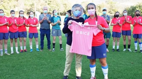 El plantel de Universidad Católica femenino junto a la camiseta rosa en una iniciativa especial de #GolDeChilena.
