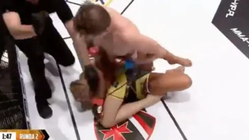 La pelea entre un hombre y una mujer en el MMA
