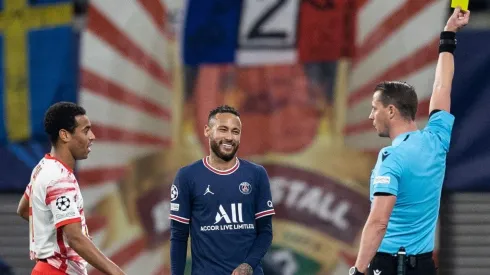 Neymar recibió tarjeta amarilla frente al Leipzig
