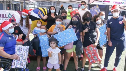 Deportistas entregan regalos en la previa de la Navidad
