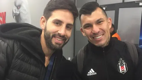 Maks Cárdenas con Gary Medel en uno de sus viajes
