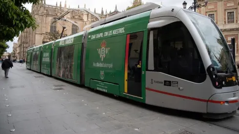 El tranvía de Sevilla con los colores del Real Betis.
