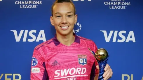 Tiane Endler premiada como MVP en la clasificación del Lyon a la final de la Champions Femenina.
