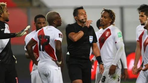 Julio Bascuñán en el partido entre Perú y Brasil en Lima
