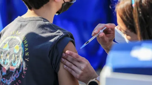Operativo de vacunación extramural familiar contra COVID-19 en La Reina
