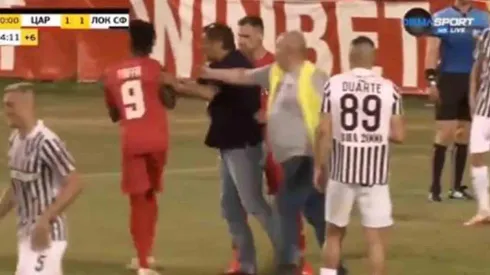 El momento en que Stoyne Manolov entra a la cancha y empuja a uno de sus jugadores
