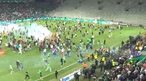 Los hinchas del Saint Etienne invaden la cancha
