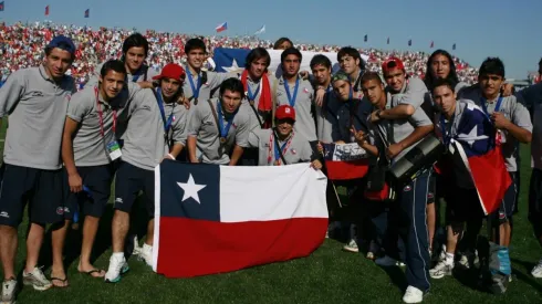 La Rojita celebra el tercer lugar con la bandera chilena
