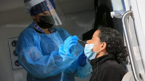 Operativo de vacunación extramural familiar contra COVID-19 en La Reina
