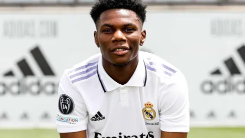 Tchouameni posando en su primer día con el Real Madrid
