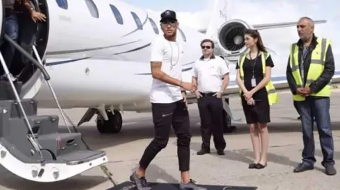 Neymar no la pasó bien en el avión que lo trasladaba a Rio de Janeiro
