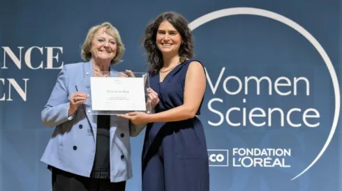 Irene del Real recibiendo el premio L’Oréal Chile-UNESCO ‘For Women in Science’
