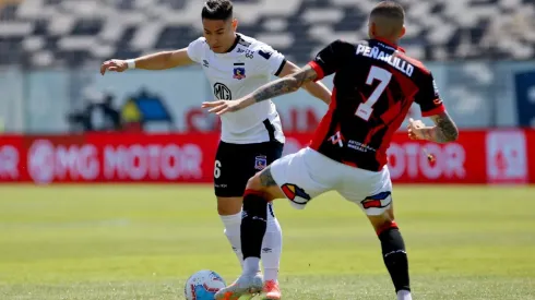 Nicolás Peñailillo en un duelo ante Óscar Opazo. El lateral izquierdo regresó a Deportes Antofagasta.
