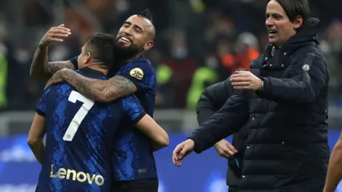 Arturo Vidal y Alexis Sánchez celebran el triunfo en la Supercopa ante la Juventus junto al DT del Inter de Milán, Simone Inzaghi.
