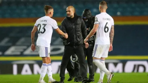 Kalvin Phillips (23) saluda a Josep Guardiola después de un partido entre el Leeds United y el Manchester City.
