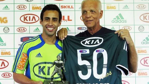 Ademir da Guia y Jorge Valdivia: el saludo de la leyenda del Palmeiras al Mago.
