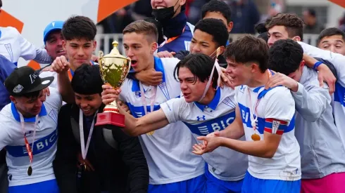 Axel Cerda sostiene la copa de campeón que la Universidad Católica le ganó a Colo Colo en la final del torneo Sub 16.
