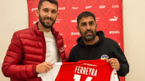 Facundo Ferreyra posa junto a Daniel Montenegro, secretario técnico de Independiente de Avellaneda.
