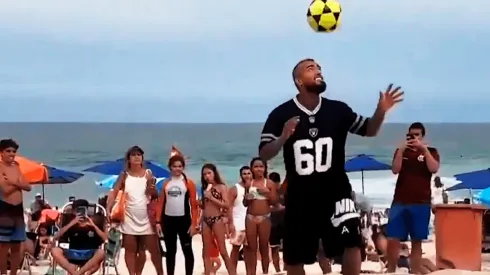 El King muestra su habilidad con el balón en las playas de Brasil junto a sus amigos.
