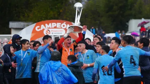 El capitán de O'Higgins, Diego Carreño, levanta el trofeo que proclama como campeón del Torneo Proyección Sub 21 a los celestes.
