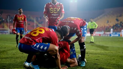 Unión Española celebra el gol agónico ante Unión La Calera en el estadio Santa Laura.
