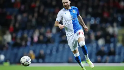 Ben Brereton en acción ante el Barnsley por el Blackburn Rovers.
